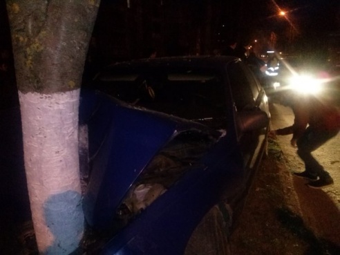 Дерево и автомобиль (+фото)