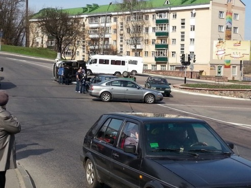 В Мозыре «Фольксваген Гольф» врезался в «Газель» с прицепом и повалил ее (фото, видео)