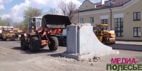 Скульптура в честь освоения космоса «съехала» с лунинецкой Привокзальной площади