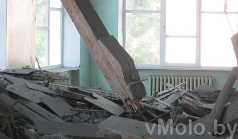 В Центральной библиотеке Молодечно обвалился потолок