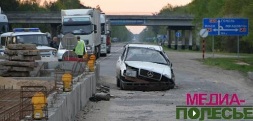 Пинчанин под Микашевичами въехал в бетонное ограждение моста