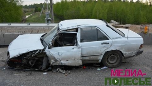 Пинчанин под Микашевичами въехал в бетонное ограждение моста