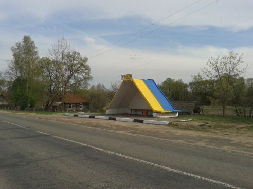 На дороге Дрибин – Могилев остановки раскрашены в цвета украинского флага