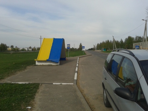 На дороге Дрибин – Могилев остановки раскрашены в цвета украинского флага