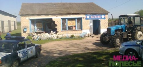 В Лунинецком районе пьяный на тракторе вынес стену магазина