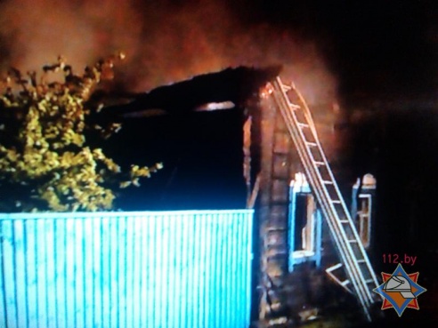 Из-за неосторожного курения в пьяном виде на пожаре в Хойникском районе погибли два человека (фото)