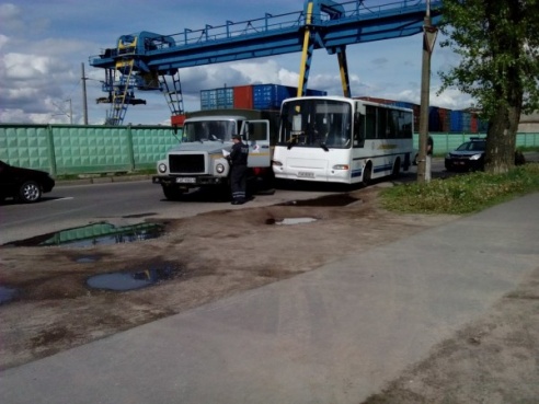 Авария возле ж/д вокзала. Столкнулись автобус и грузовик