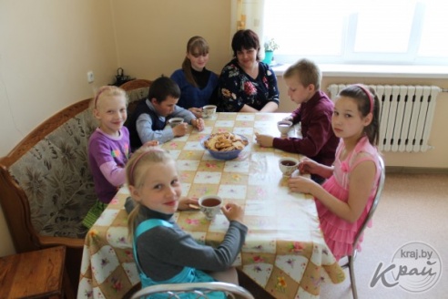 Как в доме семейного типа в Вилейке растут вместе родные и приемные дети (ФОТО)