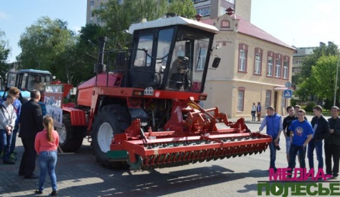 Кладка кирпича и упаковка товара прямо на площади: абитуриентам показали основы профессий