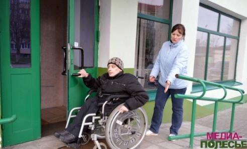 Фотофакт: Лунинец движется к безбарьерной среде