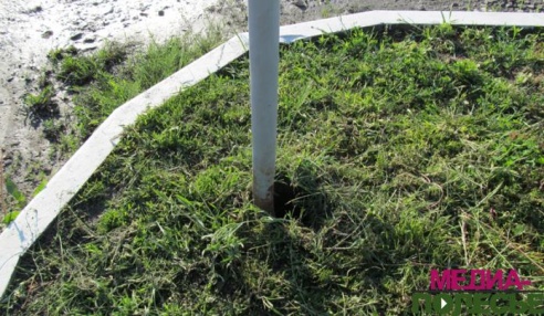 Вандалы побили заборы, повредили деревья и стойки для цветов на улицах Лунинца