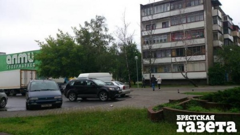 От сноса аварийных берез по ул. Московской все открещиваются. Может, все же не стоит ждать, пока случится ЧП?