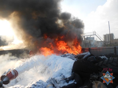 В Рогачевском районе горела гора автомобильных покрышек (фото)