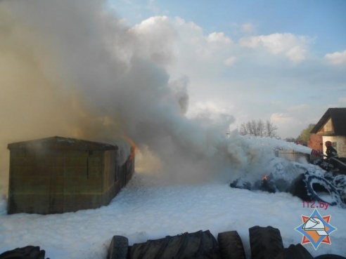 В Рогачевском районе горела гора автомобильных покрышек (фото)