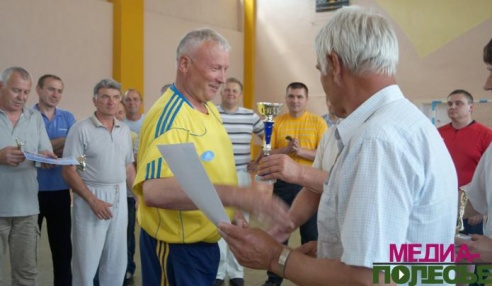 В международном турнире по волейболу среди ветеранов полешуки отдали первенство украинцам