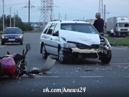 Фотофакт: в Калинковичах столкнулись автомобиль и мотоцикл