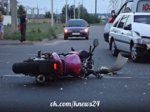 Фотофакт: в Калинковичах столкнулись автомобиль и мотоцикл