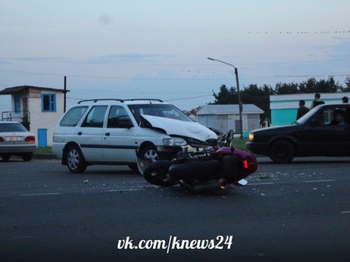Фотофакт: в Калинковичах столкнулись автомобиль и мотоцикл