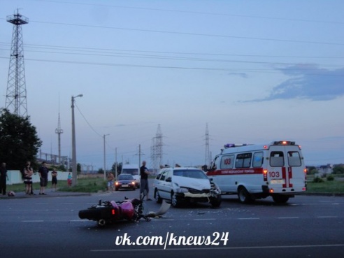 Фотофакт: в Калинковичах столкнулись автомобиль и мотоцикл