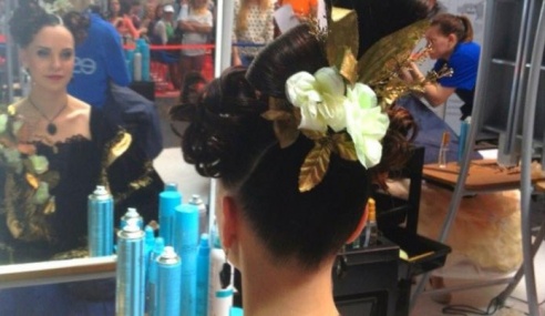 Лунинчанка лучше всех делает причёски эпохи «Бидермейер»