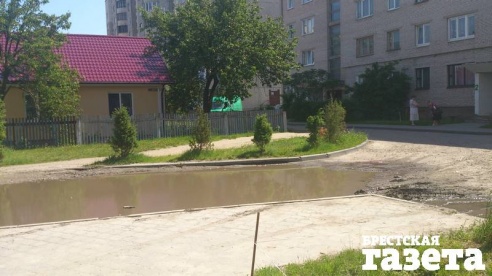 Двор по ул. Вишневой, 28 в Бресте тонет в грязи из-за разбитой дороги, от которой коммунальники открещиваются