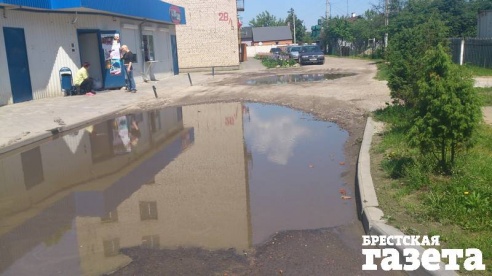 Двор по ул. Вишневой, 28 в Бресте тонет в грязи из-за разбитой дороги, от которой коммунальники открещиваются
