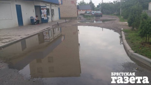 Двор по ул. Вишневой, 28 в Бресте тонет в грязи из-за разбитой дороги, от которой коммунальники открещиваются