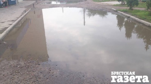 Двор по ул. Вишневой, 28 в Бресте тонет в грязи из-за разбитой дороги, от которой коммунальники открещиваются