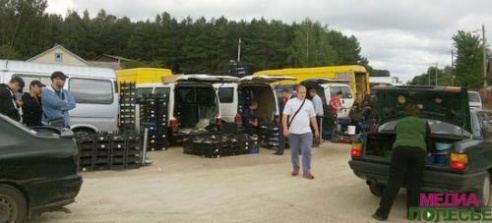 Во Дворце «скупщики» сбивают цену. Килограмм клубники – 18 тысяч