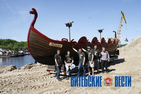 Латышская водная экспедиция плывет по Западной Двине на ладье, изготовленной по подобию древних кораблей викингов