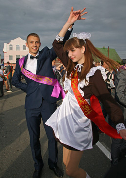 І закружыў баль развітальны