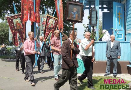 В День Святой Троицы в православных храмах прошли праздничные службы