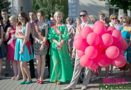 Перед выпускниками школ открылась дверь в большую жизнь