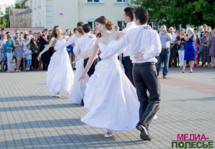 Перед выпускниками школ открылась дверь в большую жизнь