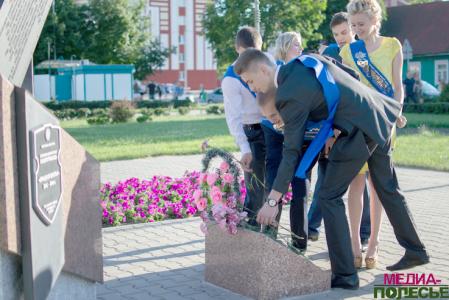 Перед выпускниками школ открылась дверь в большую жизнь