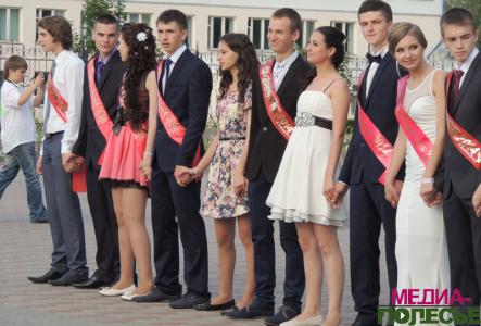 Вальс выпускников звучал над Столином