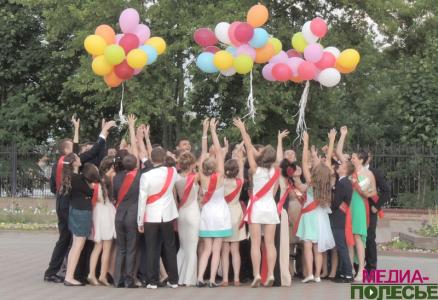 Вальс выпускников звучал над Столином