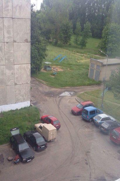 В Барановичах неизвестный проколол колеса в 35 автомобилях