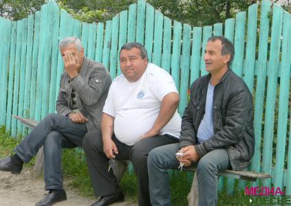 Жители Дворца: «Клубники хватит ещё на неделю»