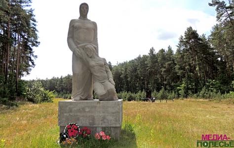 Память о жертвах Великой Отечественной войны жива