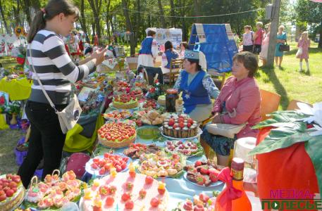 Клубничный праздник во Дворце отметили с размахом