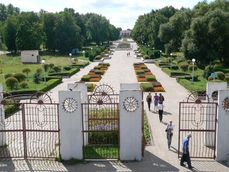 По тенистым дорожкам под веселый смех