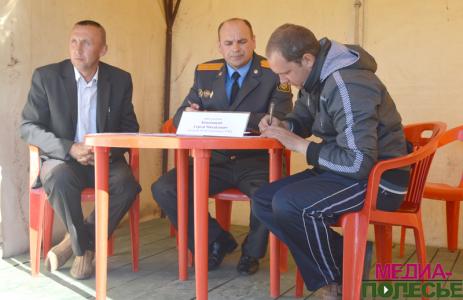 Народное мнение о безопасности движения в Лунинецком районе милиция изучала прямо на перекрёстке