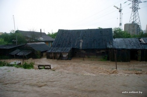 Сильный ливень 1 июня парализовал движение в Минске (ФОТО)