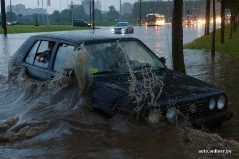 Сильный ливень 1 июня парализовал движение в Минске (ФОТО)