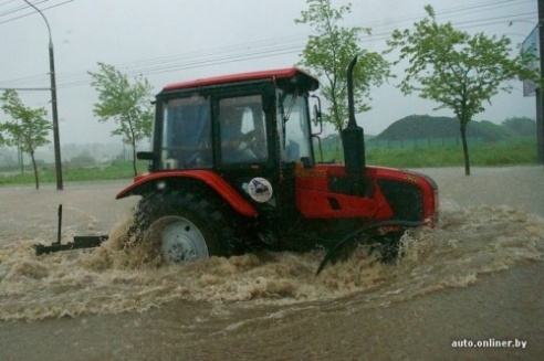Сильный ливень 1 июня парализовал движение в Минске (ФОТО)