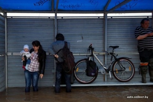 Сильный ливень 1 июня парализовал движение в Минске (ФОТО)