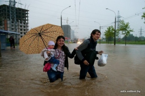 Сильный ливень 1 июня парализовал движение в Минске (ФОТО)