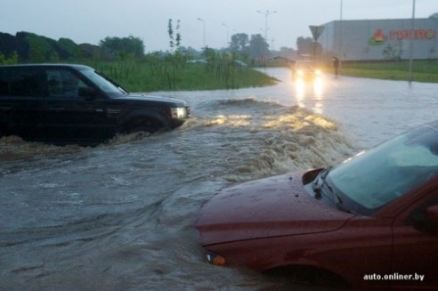 Сильный ливень 1 июня парализовал движение в Минске (ФОТО)