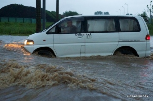 Сильный ливень 1 июня парализовал движение в Минске (ФОТО)